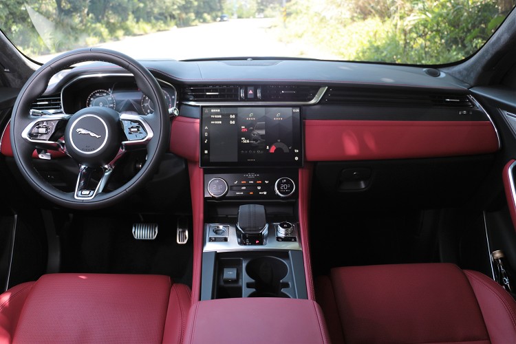 進到車內,整體造型徹底改變,面積最大的中控台得到全新設計,展現品牌「Modern Luxury」新世代精神。