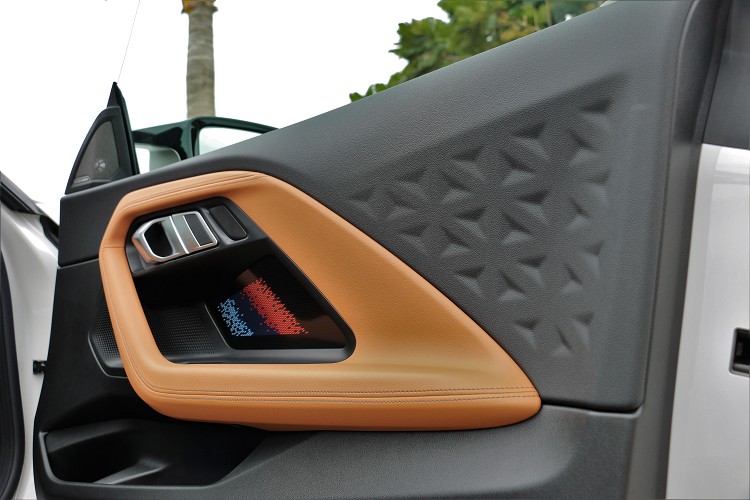 車門板位置有M Power三色燈飾,夜晚燈光打開時,熱血氣氛破表。