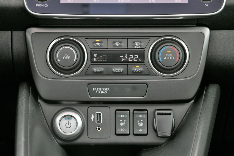 冷氣控制只有單區恆溫,下方則有充電孔和座椅加熱開關。