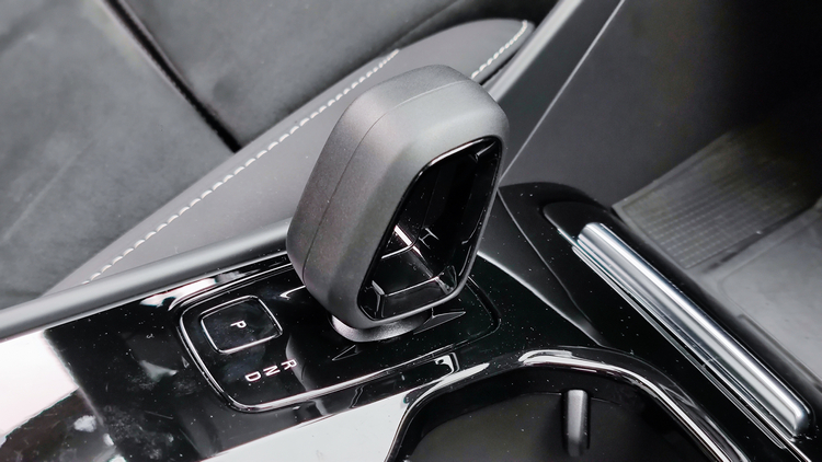 鏤空造型排檔頭內側加入一圈黑色鋼琴烤漆飾板(為什麼沒用真皮包覆?VOLVO就不想多謀殺動物啊!),變速箱為單速