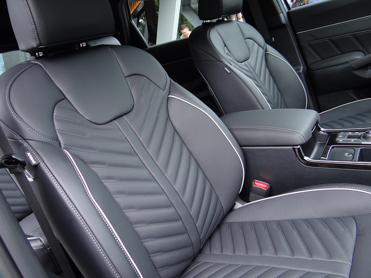 頗具特色的松葉紋Nappa皮椅為Premium Plus套件專屬配備。