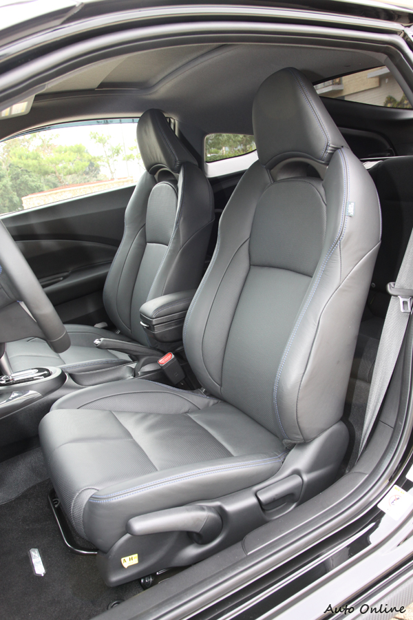 前座看似包覆性足夠的跑車座椅,實際在山路上激烈駕駛,感覺大腿與肩膀的側向支撐不太足夠,以駕駛樂趣的CR-Z應該搭配包覆性更足夠的座椅比較適合。