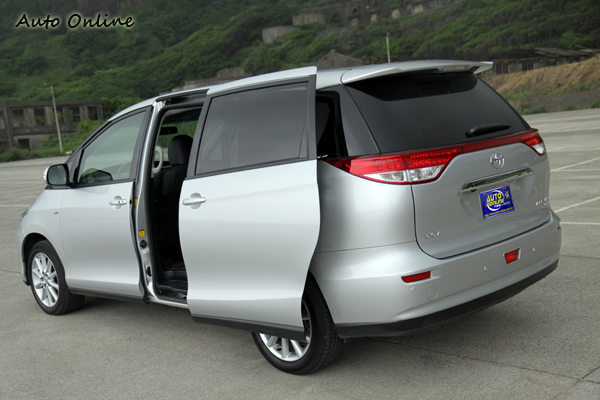 原本入門車型的電動滑門設計已經取消,豪華版以上才會有此配備。