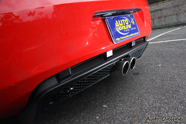 平整式底盤加上後保桿下方的Diffuser設計,快速排出通過車底的氣流,讓Evora在高速時有良好的車身穩定性。