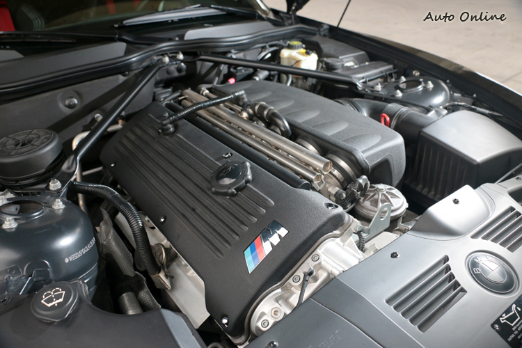 3.2升直列六缸六喉直噴,最大馬力維持與M3相同的343hp,最大扭力輸出有37.2kgm。