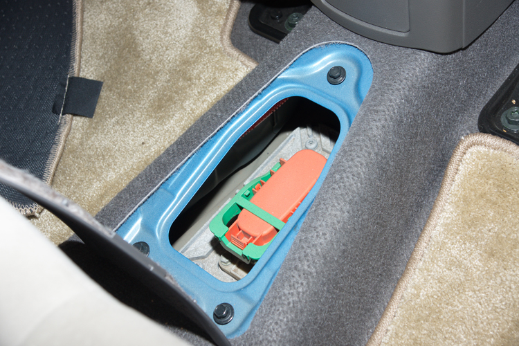 除了關閉電門,進入車內救援時第一件事就是關閉總電源。