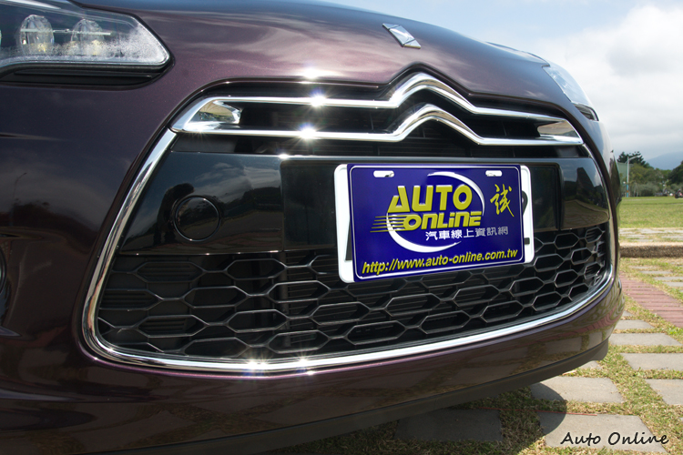 大型鍍鉻廠徽與水箱罩外框是整合在一起的。