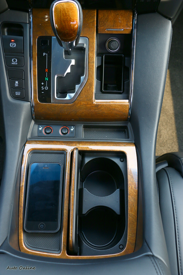 中央鞍座有多功能置物空間,日本版本有手機無線充電配備。