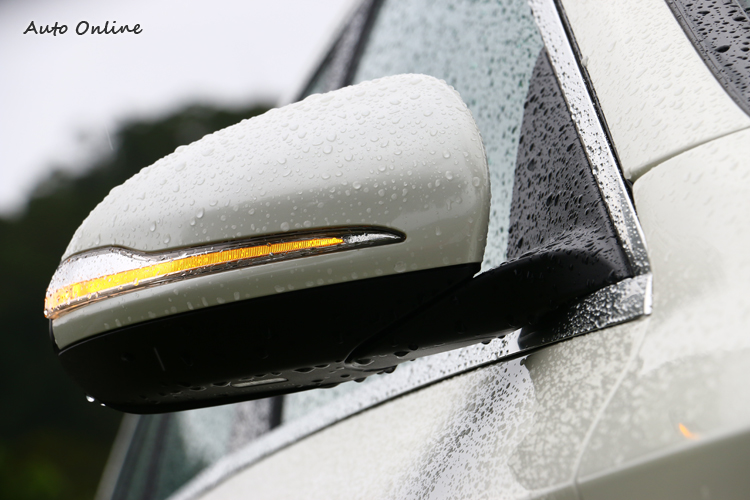 後視鏡與車身連結處的造型特別考量空氣力學和美感設計。