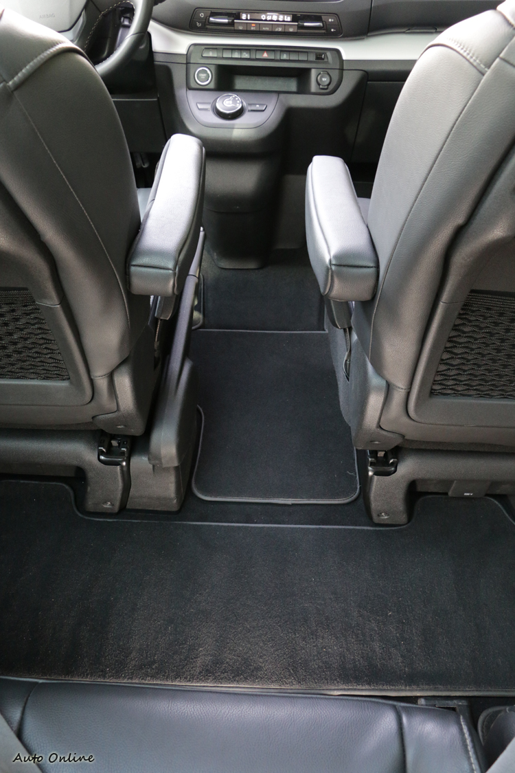 平坦的地板和寬敞格局,為前後座預留能夠自由出入的通道。