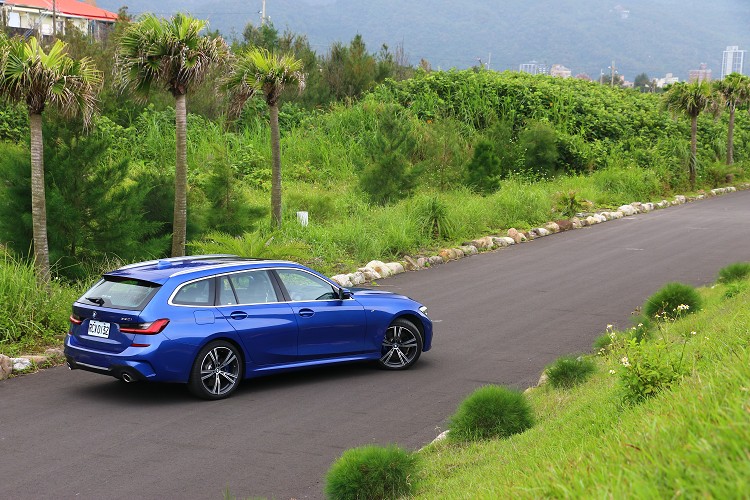 重心「高」與「低」換來的是車身搖晃程度,如果你是喜愛駕馭樂趣又是易暈車體質,當然旅行車的優點就再適合不過。