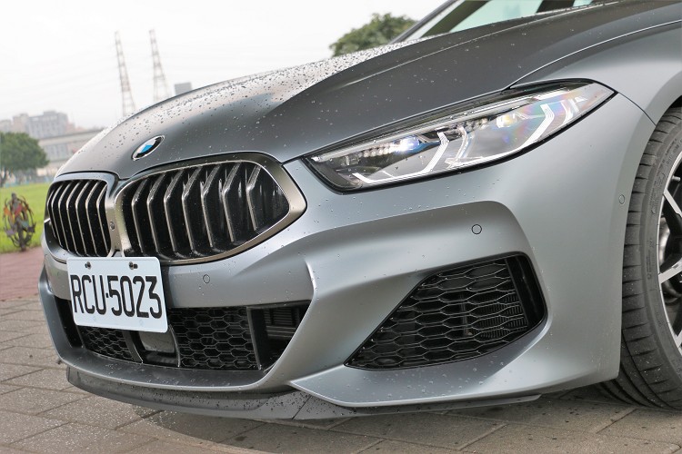 車頭醒目的一體式雙腎型水箱護罩,完美呼應著車頭造型與線條比例,原廠標準配備雷射頭燈。