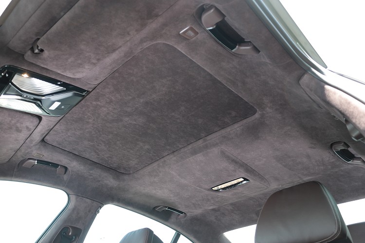 車內配備專屬BMW Individual Alcantara麂皮車內頂篷帥氣度破表。