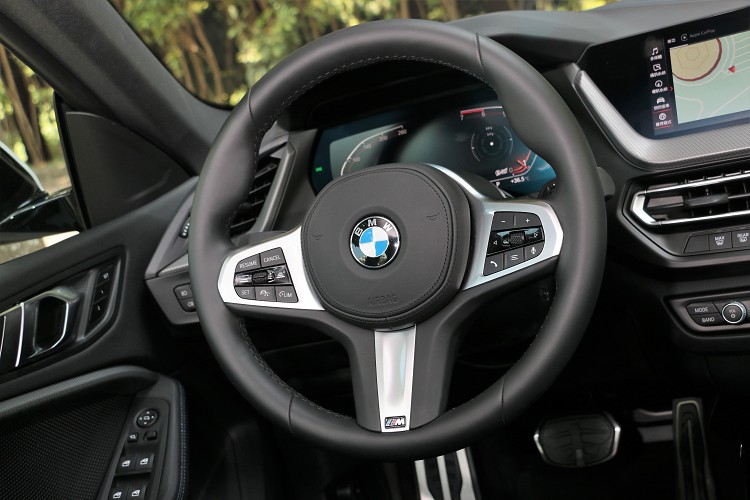 方向盤的造型與M235i相同,只是拿掉了後方的換檔撥片。