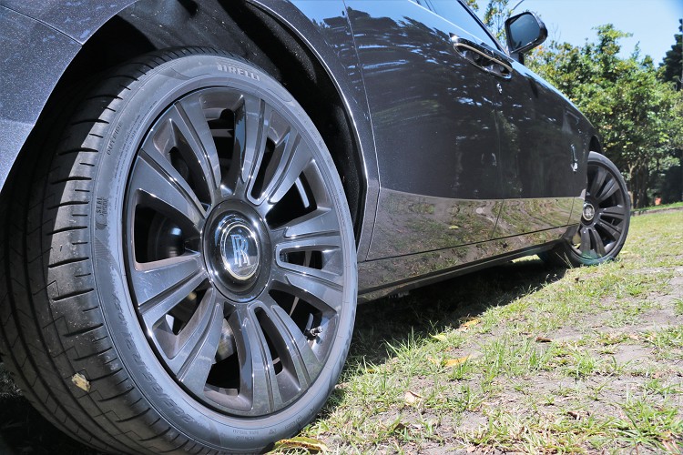 四輪驅動系統再配上後轉轉向功能,軸距長達3,295mm依舊能保有些許靈活性。