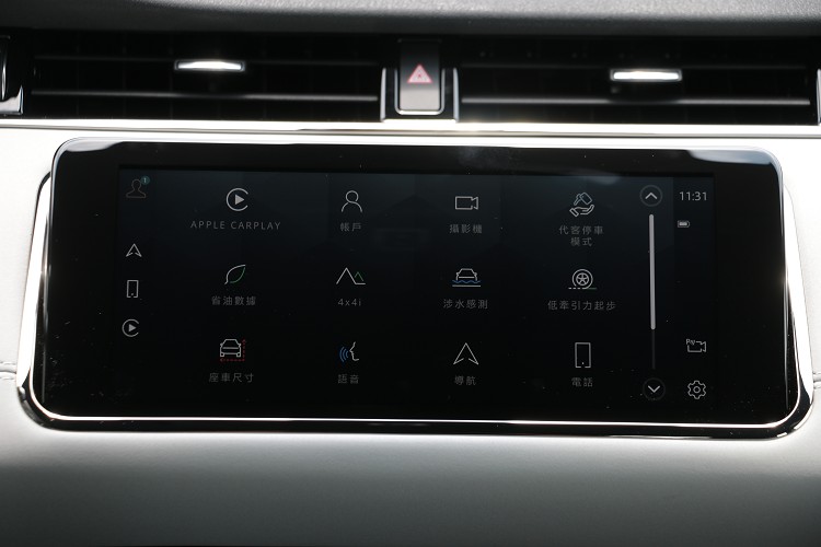 新年式的中控台雙螢幕搭載最新世代Pivi Pro智慧科技介面,完美整合導航、電話、多媒體以及車輛各項控制功能。