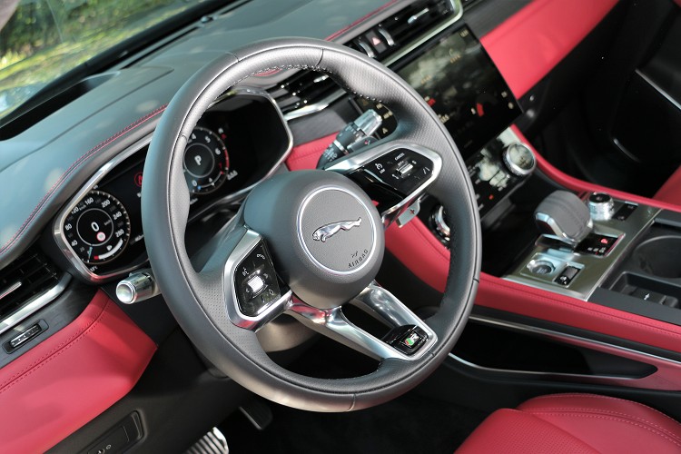 方向盤使用皮革包覆,左右兩邊按鍵模組採用新樣貌。