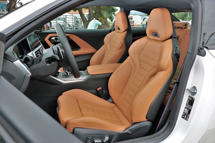 雙前座兩張賽車化座椅,頭枕處有M Power Logo,包覆性、質感呈現都不失BMW該有水準。