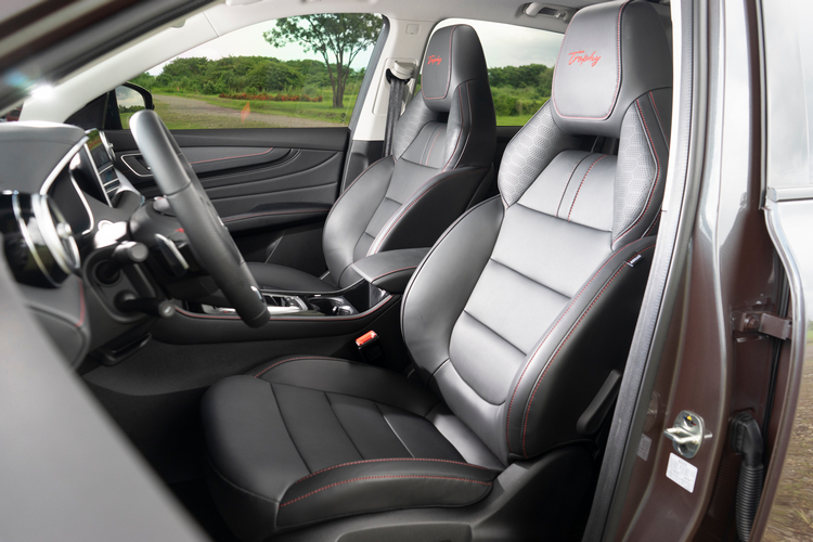 雙前座一體式運動化皮椅包覆性佳並有電熱功能。