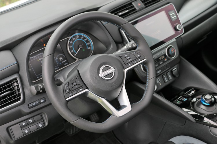 跑格化方向盤中間廠徽同步更換為新世代樣貌。