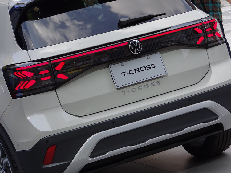 新款T-Cross首次導入LED 3D 視覺貫穿式尾燈,會隨著煞車、轉向和倒車時變換不同燈型。