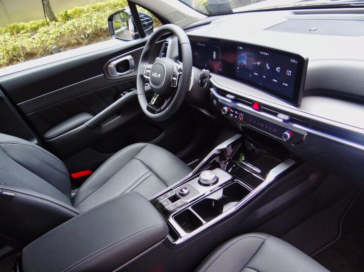 雙12.3吋全景曲面顯示螢幕引領科技座艙空間,齊全的便利配備提供多人乘坐用車需求。