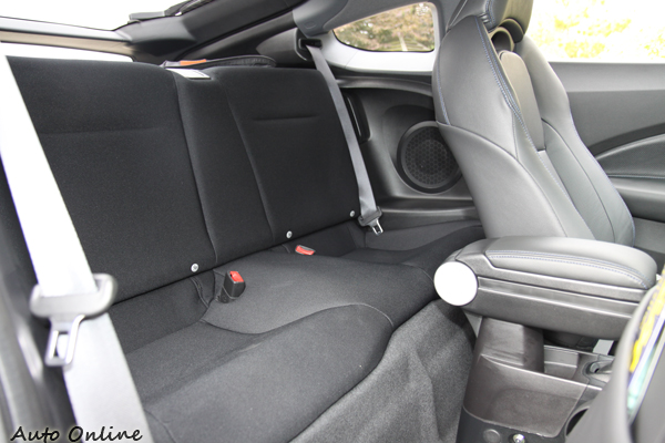 後座乘客幾乎沒有腳部空間可以放,就連要坐進小孩都有點牽強,最佳的使用方式應該只適合拿來放置行李。