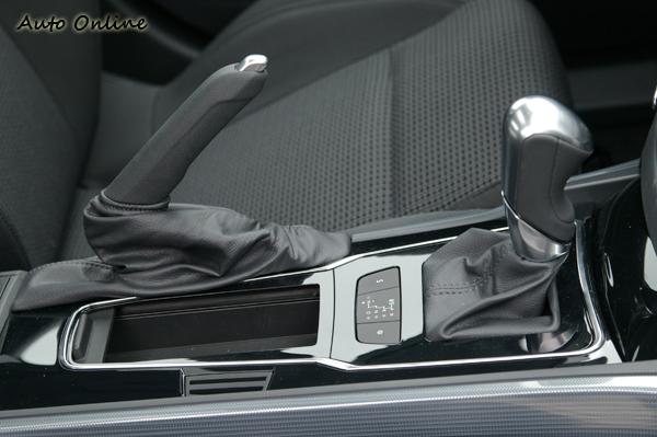 排檔座上設有簡單的含蓋置物格,可用來置放隨身小物。