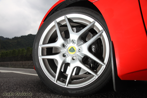 碟盤從原本的打洞改為一般版本,煞車為大廠AP代工,為前四後四卡鉗配置。