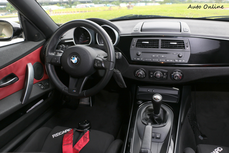 B柱之前的內裝維持原廠設定。