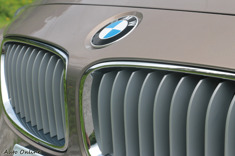 雙腎型水箱護罩是BMW經典設計元素之一,因此在素材上也越來越多元化。