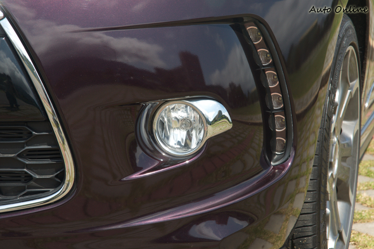 前保桿二側刻劃出類似散熱導氣口線條並配置LED日行燈。