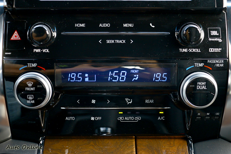 旋鈕結合電容式的觸控按鍵,提升質感也增加方便性。