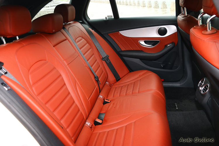 雖然只是小型車的定位,不過乘坐空間還是很充裕。