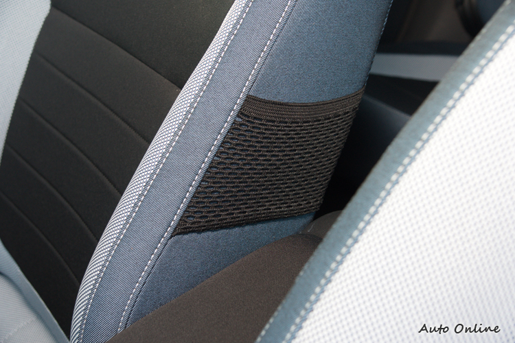 前座側邊的置物網可放筆、票券之類小物。