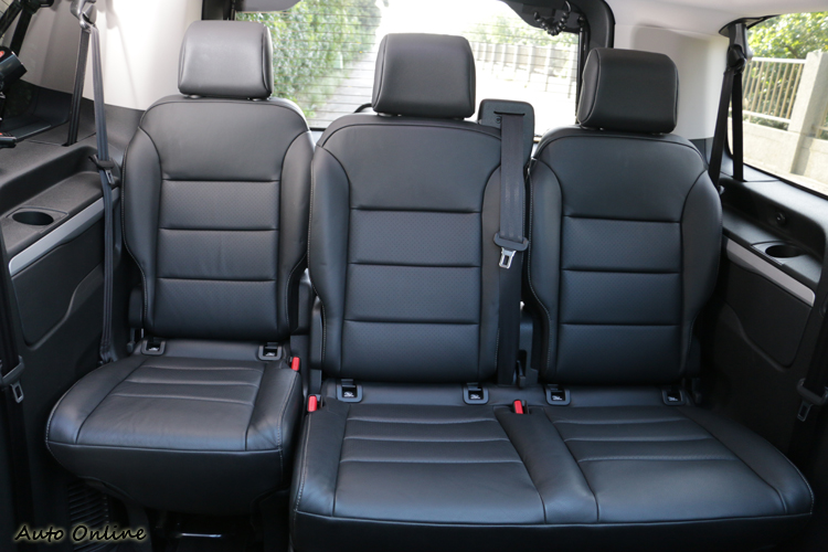 後兩排座椅可折疊、4段角度可調,且能前後移動甚至完全拆卸。