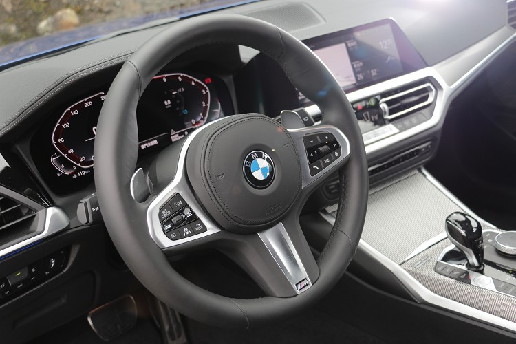 M款多功能真皮方向盤,盤徑加粗握感易掌握且上手。