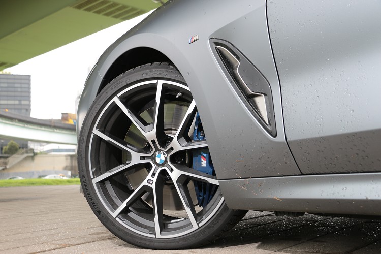 20吋規格的鋁圈配置,內部有藍色且有M字樣的運動化煞車套件,帶來犀利的制動效果。