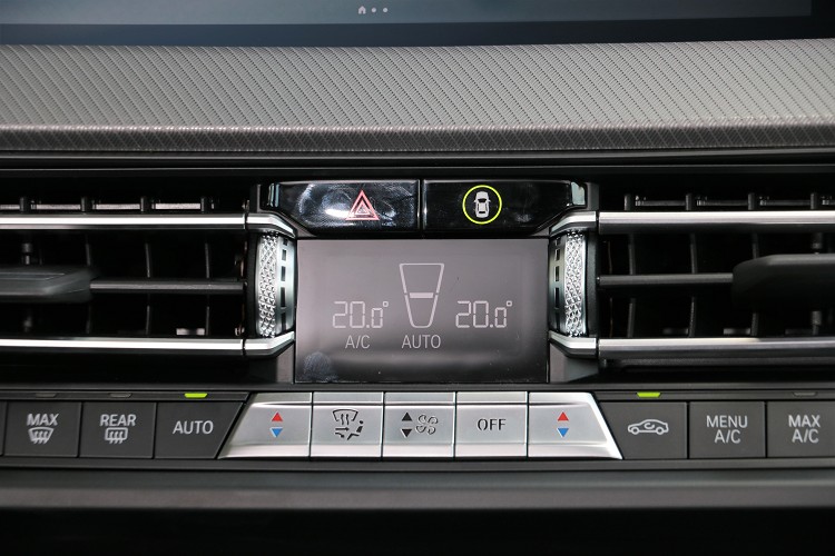 冷氣控制介面的螢幕被縮小到不能再小了。