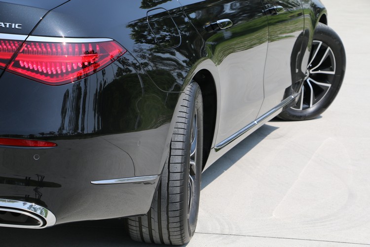 後輪在低速時轉向角度最多可達10度,提高了擁擠空間移動的靈活性。