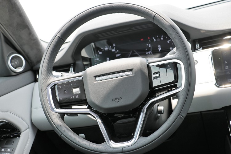 方向盤造型有所變動,左右兩邊的控制按鍵同樣在新年式車型上有所不同。