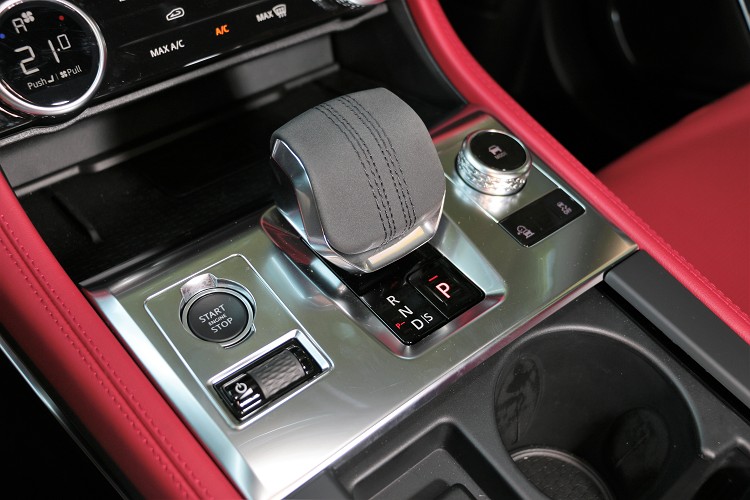 麂皮搭配上對比縫線,只能說質感獲得滿分。