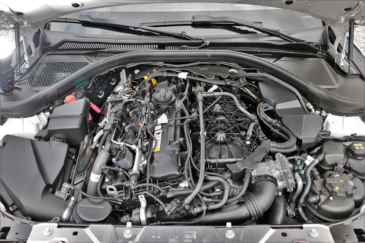 M240i搭載一具原廠代號B58的3.0升六缸渦輪增壓引擎,算是目前除了S系列外的最強六缸引擎。