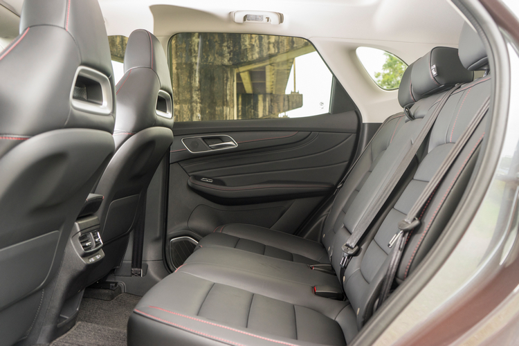 後座椅背可做多段傾斜角度調整。