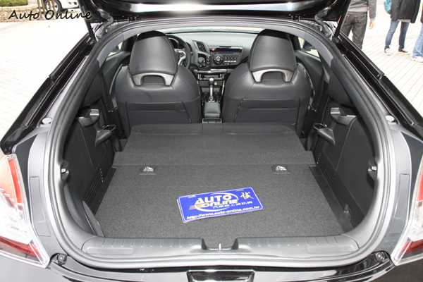 油電混合動力系統的IPU都收那在行李箱地板下,在平常時行李箱容量有204L,如果把後座椅倒下更可以放下兩組高爾夫球袋。