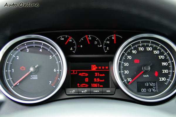 將油溫、水溫和油量獨立出來的儀錶板,可以提供的車輛資訊相當完整。