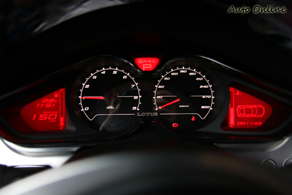 非常有設計感的儀表板,左右兩邊有多功能顯示螢幕,這在Lotus車系上不常看見。
