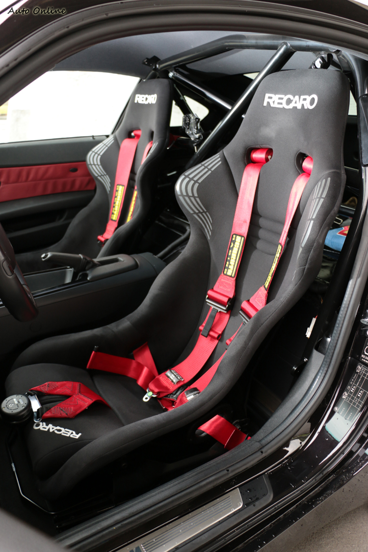 兩張原廠座椅被Recaro賽車桶椅給取代,六點式安全當然也不能少。