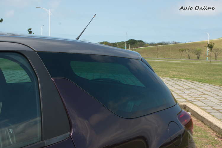 B柱後方魚鰭狀鈑件突起設計相當特別。