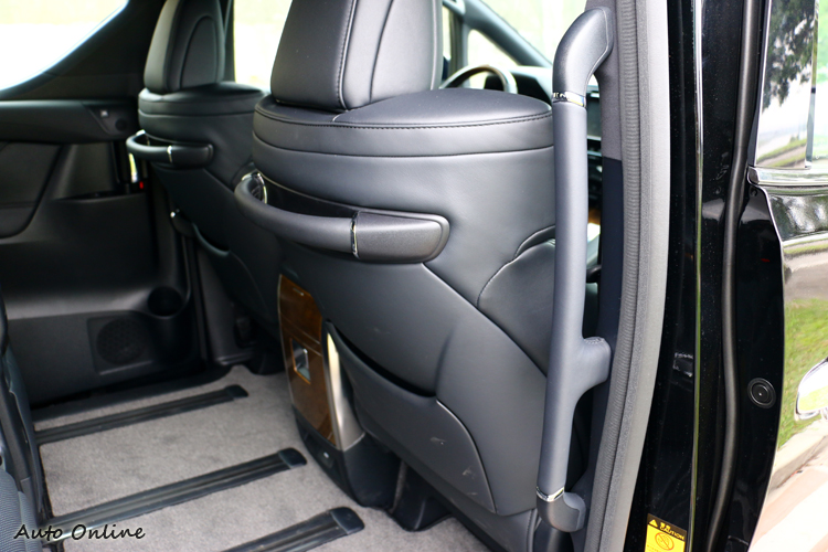 為方便後座乘客上下車,前左椅背與車門上都有加裝把手。